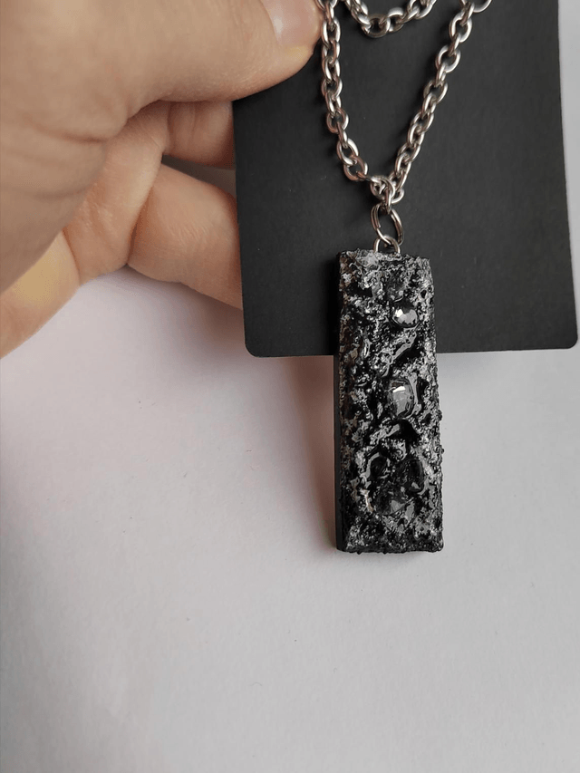 Freedom call 7 - Black textured pendant with chain