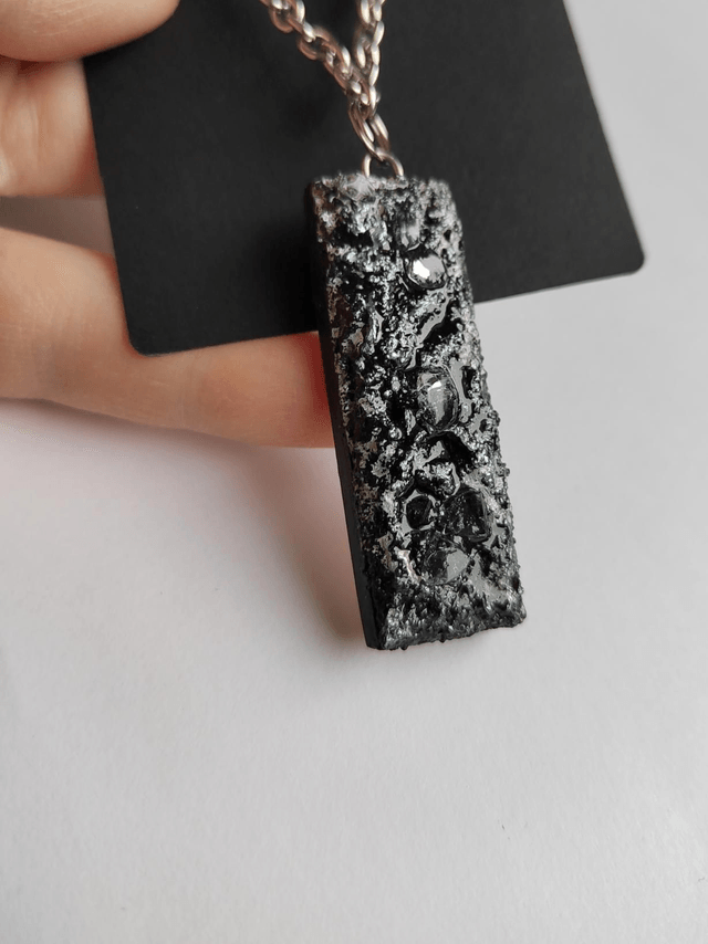 Freedom call 7 - Black textured pendant with chain