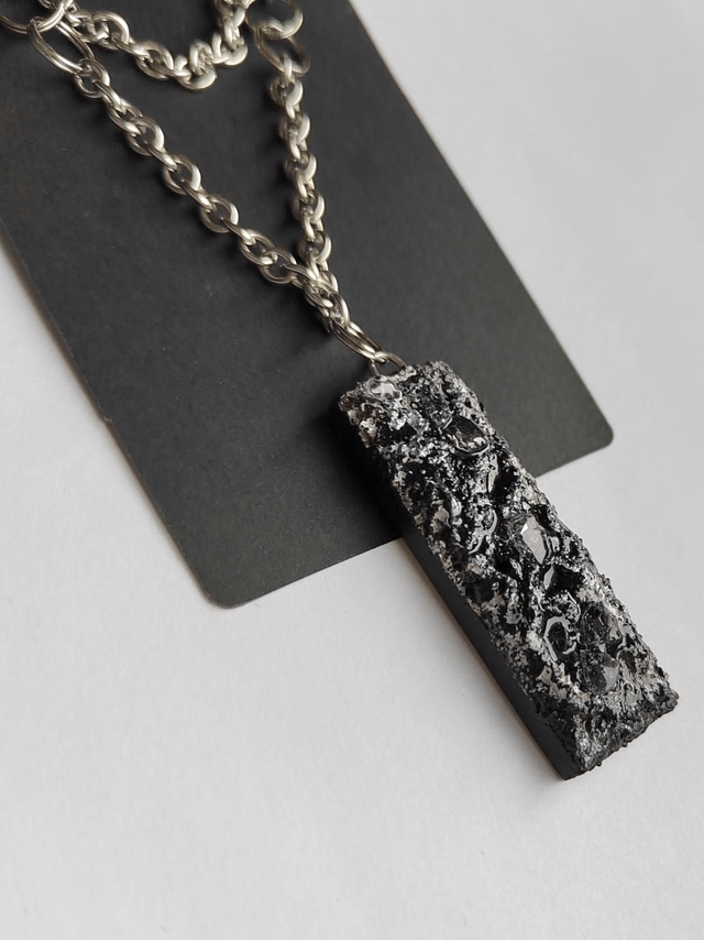 Freedom call 7 - Black textured pendant with chain