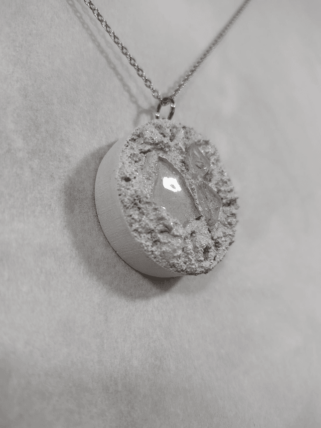Echoes of the wild - White and beige textured pendant with chain