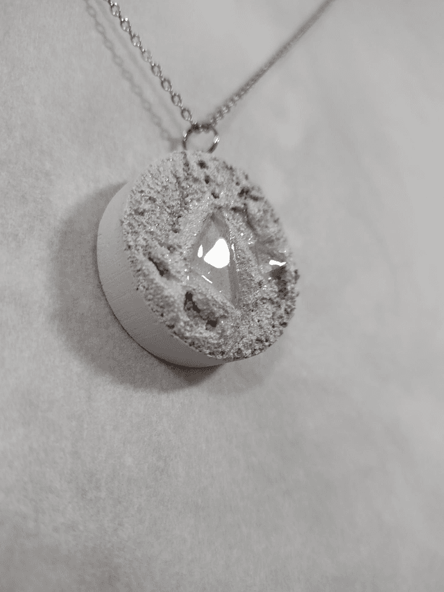 Echoes of the wild - White and beige textured pendant with chain
